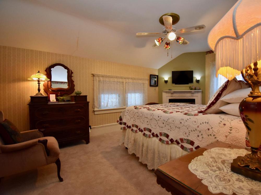 Queen Room interior