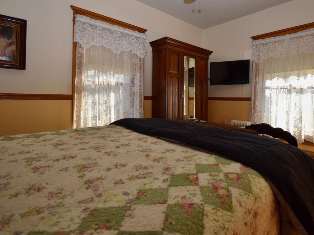 Standard Queen Room interior